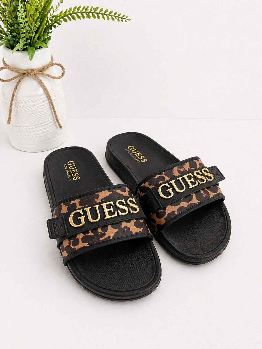 SANDALIAS GUESS LETRAS