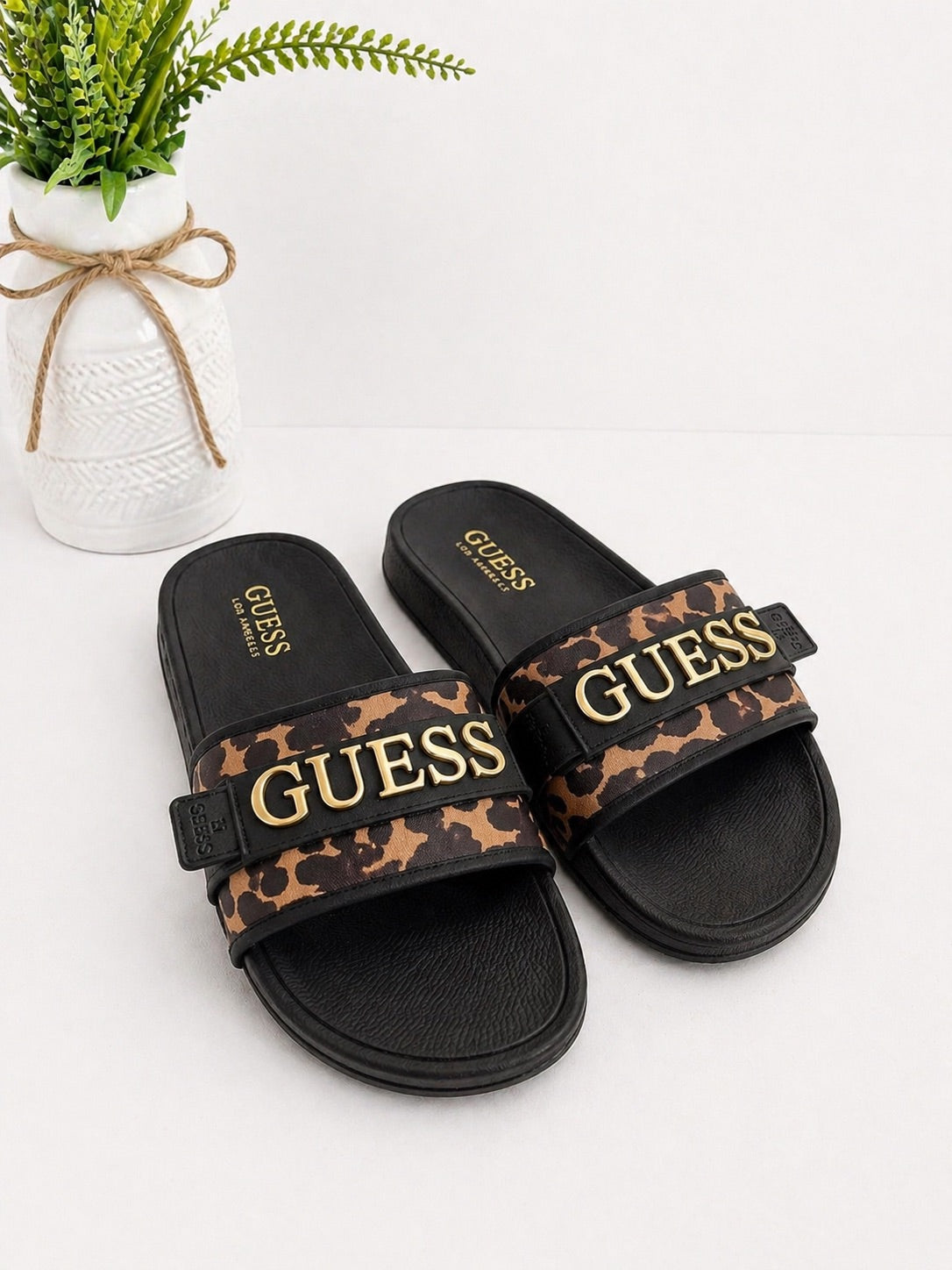 SANDALIAS GUESS LETRAS